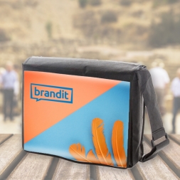 Чанти с цветно лого (снимка)